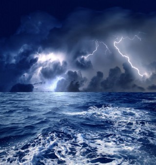 风雨雷电交加的海面